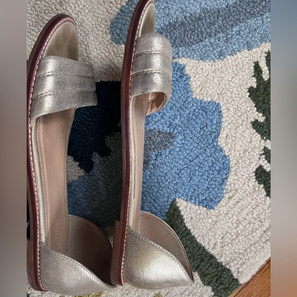 Hello warm weather! Super cute J Crew open toe gold flats, size 7 - Picture 3 of 8